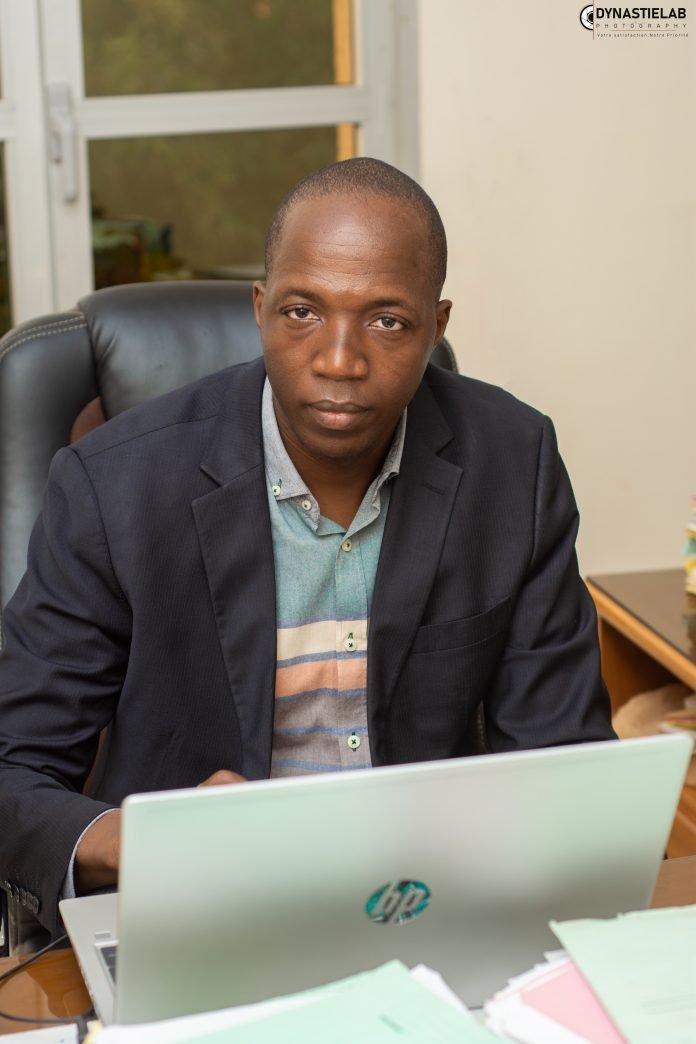 Maître Willy dans ses Bureaux et situation de travail