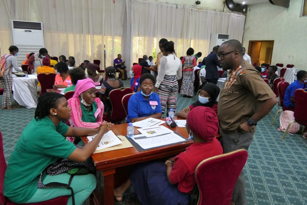 L’attribut alt de cette image est vide, son nom de fichier est profes-et-eleves-1024x683.jpg.